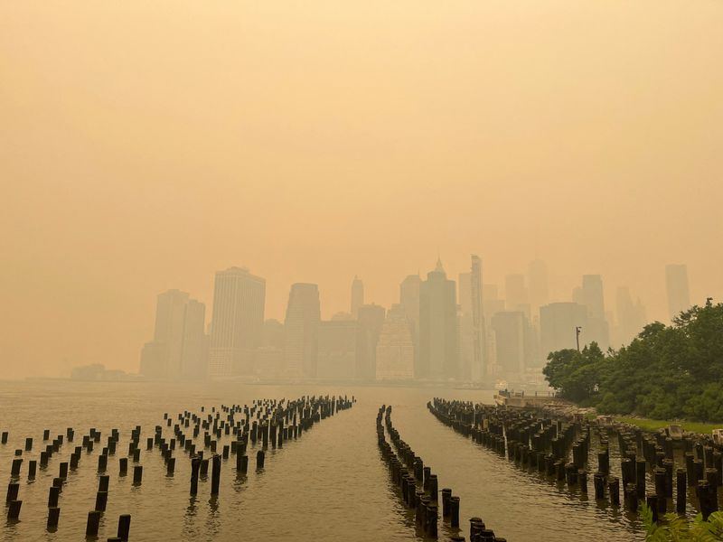 &copy; Reuters. Névoa e fumaça vindas de incêndios florestais no Canadá cobrem o horizonte de Manhattan
07/06/2023
REUTERS/Troy Dunkley