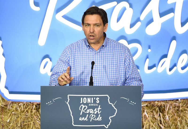 &copy; Reuters. FOTO DE ARCHIVO-El candidato presidencial republicano estadounidense y gobernador de Florida, Ron DeSantis, habla en el evento "Roast and Ride" organizado por la senadora estadounidense Joni Ernst, mientras hace campaña en Des Moines, Iowa, Estados Unido