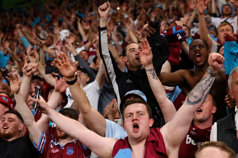 &copy; Reuters. Torcedores do West Ham United comemoram após vencer a Europa Conference League
07/06/2023
REUTERS/Bernadett Szabo     