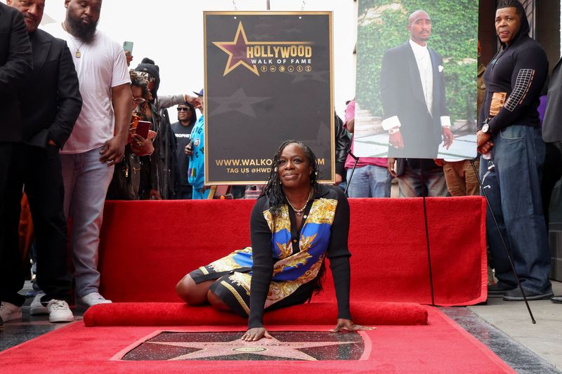 &copy; Reuters. Sekyiwa 'Set' Shakur posa durante la ceremonia de descubrimiento de la estrella póstuma del rapero Tupac Shakur en el Paseo de la Fama de Hollywood, en Los Ángeles, California, Estados Unidos, el 7 de junio, 2023. REUTERS/Mario Anzuoni