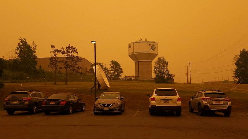 &copy; Reuters. منظر عام يظهر السماء وهي تتحول إلى اللون البرتقالي نتيجة لتصاعد الأدخنة من حرائق الغابات في نيويورك يوم الأربعاء. صورة لرويترز. 