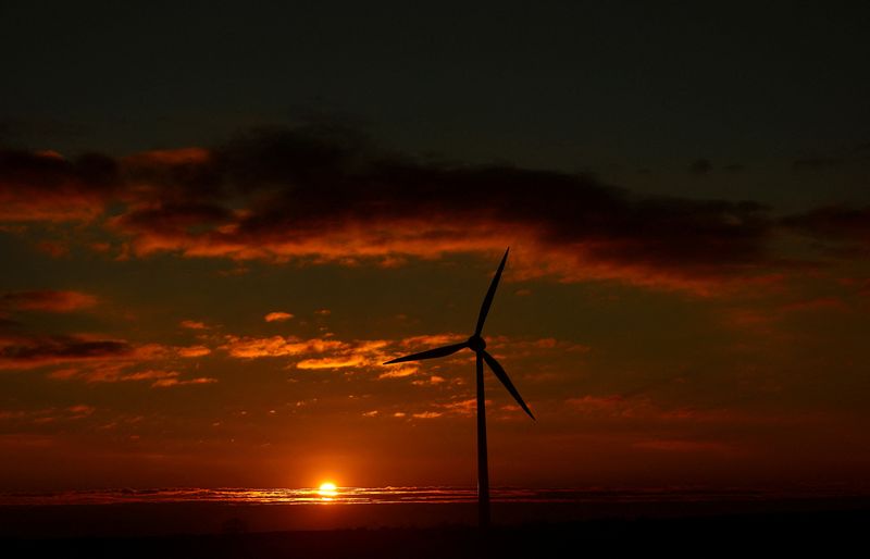 &copy; Reuters. ドイツ連邦統計局が７日発表した統計によると、２０２３年１─３月期の国内向け発電で３分の１弱に当たる約３２．２％が風力発電によるものだった。石炭火力は３０％だった。写真は２