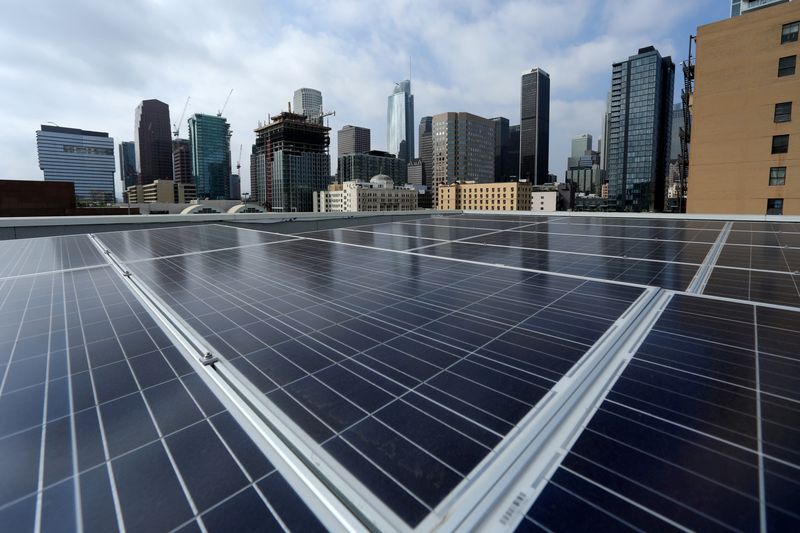 &copy; Reuters. FILE PHOTO: Solar electric panels are shown installed on the roof of the Hanover Olympic building, the first building to offer individual solar-powered net-zero apartments in Los Angeles, California, U.S., June 6, 2017. REUTERS/Mike Blake/File Photo