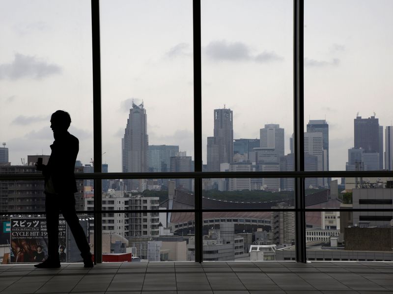 &copy; Reuters. La silhouette d'un homme devant les gratte-ciel de Tokyo, au Japon. /Photo prise le 30 juin 2017/REUTERS/Kim Kyung-Hoon