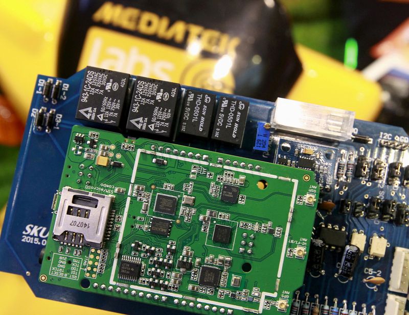 &copy; Reuters. FILE PHOTO: MediaTek chips are seen on a development board at the MediaTek booth during the 2015 Computex exhibition in Taipei, Taiwan, June 3, 2015.  REUTERS/Pichi Chuang