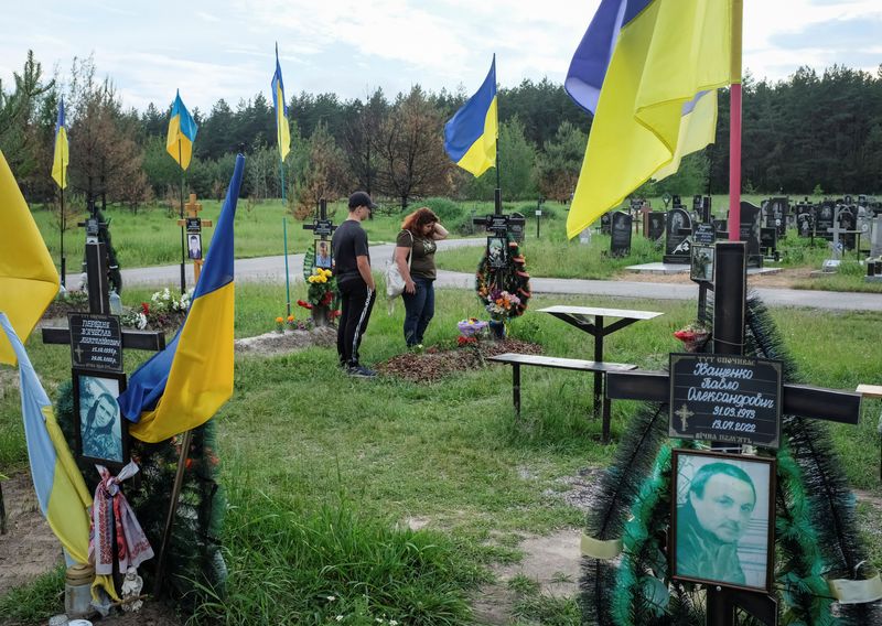 &copy; Reuters. Tetiana Vatsenko-Bondareva reacts as she visits the grave of her husband Denys Bondarev, 38, amid Russia's attack on Ukraine, at a cemetery in Poltava, Ukraine May 25, 2023. REUTERS/Dan Peleschuk