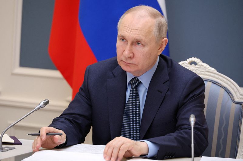 &copy; Reuters. FILE PHOTO: Russian President Vladimir Putin chairs a video conference meeting to discuss agricultural issues including spring field operations in Moscow, Russia, May 18, 2023. Sputnik/Mikhail Klimentyev/Kremlin via REUTERS 