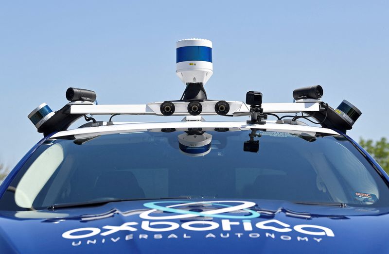 © Reuters. FILE PHOTO: Sensors and other driving guidance technology are seen on a passenger vehicle being used to travel autonomously using Oxbotica software during a trial on public roads in Oxford, Britain, June 27, 2019. Picture taken June 27, 2019. REUTERS/Toby Melville