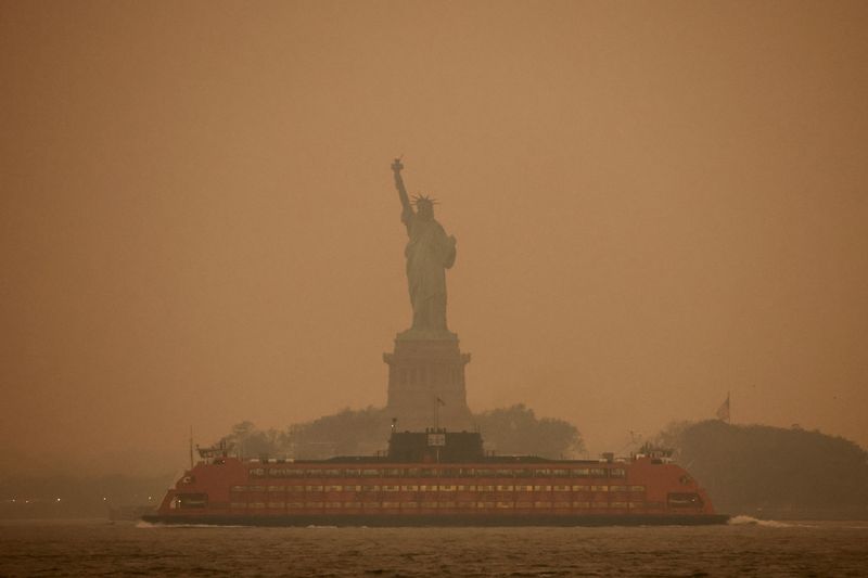 &copy; Reuters. La Estatua de la Libertad cubierta de bruma y humo causados por los incendios forestales en Canadá, en Nueva York, el 6 de junio de 2023. REUTERS/Amr Alfiky  