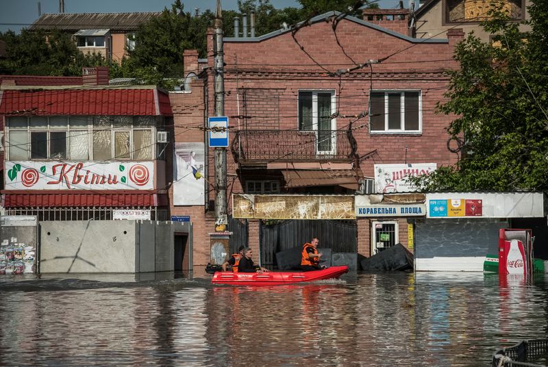 &copy; Reuters. I soccorritori evacuano i residenti locali da un'area allagata dopo la distuzione della diga di Nova Kakhovka, Kherson, Ucraina, 7 giugno 2023. REUTERS/Vladyslav Musiienko