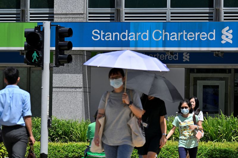 &copy; Reuters. FOTO DE ARCHIVO: Imagen del banco Standard Chartered en Singapur, el 3 de mayo de 2023. REUTERS/Caroline Chia/Foto de archivo
