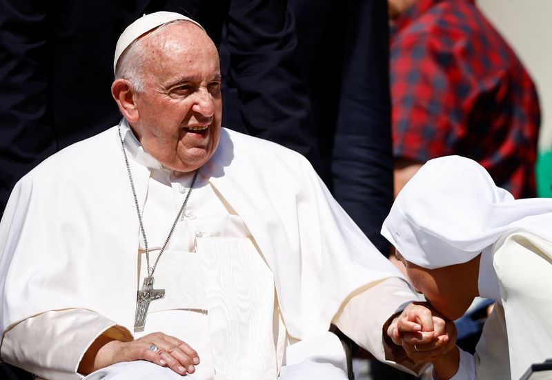 &copy; Reuters. Una monja besa la mano del Papa Francisco en la plaza de San Pedro en el Vaticano, el 7 de junio de 2023. REUTERS/Yara Nardi