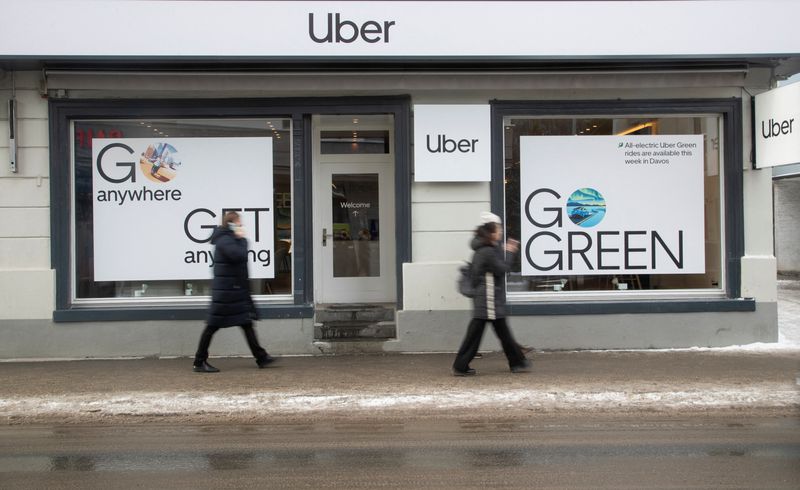 &copy; Reuters. FILE PHOTO: People walk past a temporary showroom of Uber at the Promenade road during the World Economic Forum (WEF) 2023, in the Alpine resort of Davos, Switzerland, January 16, 2023. REUTERS/Arnd Wiegmann/File Photo