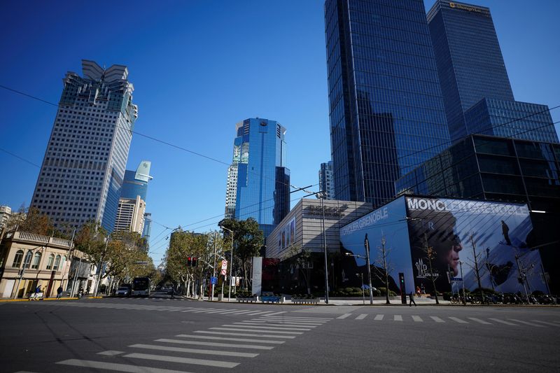 &copy; Reuters. FOTO DE ARCHIVO: Una carretera vacía en el Distrito Central de Negocios (CBD) de Shanghái mientras continúan los brotes de la enfermedad por coronavirus (COVID-19) en Shanghái, China, 23 de diciembre de 2022. REUTERS/Aly Song