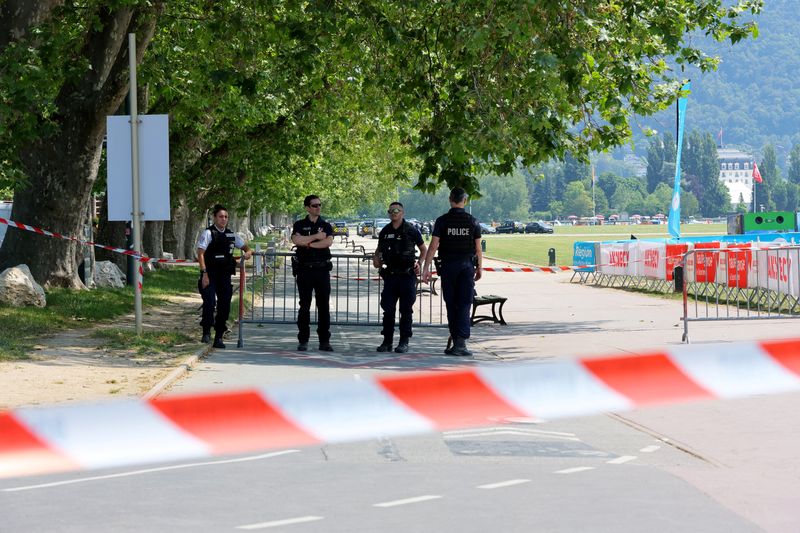 © Reuters. La police française sécurise la zone après que plusieurs enfants et un adulte ont été blessés lors d'une attaque au couteau à Annecy, dans les Alpes françaises. /Photo prise le 8 juin 2023/REUTERS/Denis Balibouse