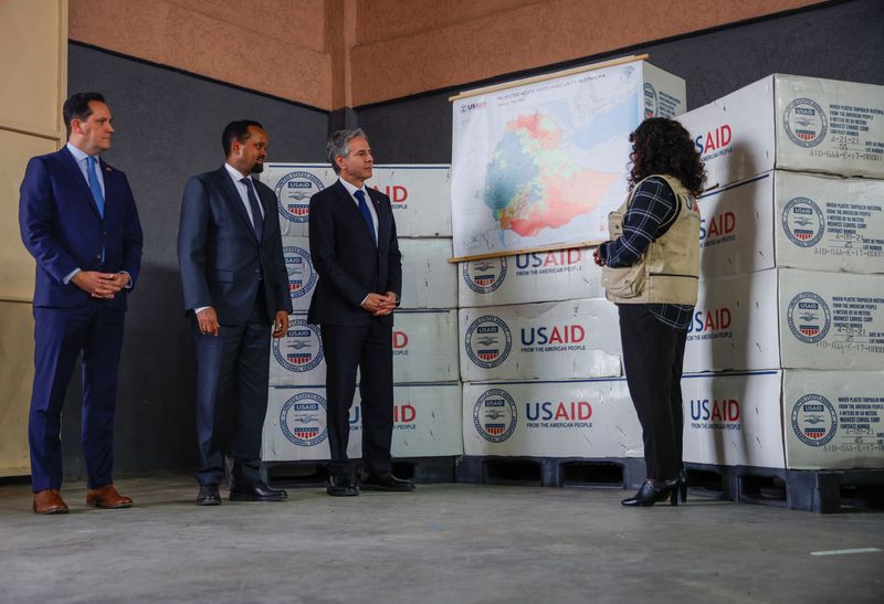 &copy; Reuters. El secretario de Estado de EEUU, Antony Blinken, visita un almacén del Centro Logístico de la ONU acompañado por el director de la misión USAID/Etiopía, Sean Jones, y el ministro etíope de Finanzas, Ahmed Shide, en Adís Abeba, Etiopía, el 15 de ma