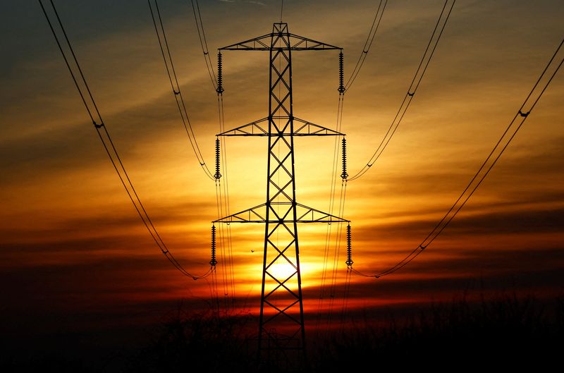 © Reuters. The sun sets behind an electricity pylon in Borehamwood, Britain, February 8, 2023.  REUTERS/Peter Cziborra