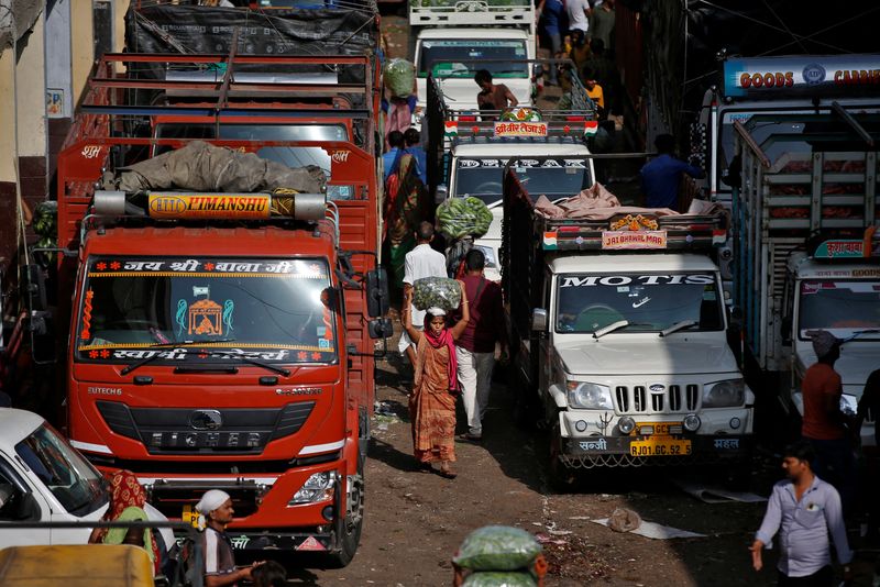 © Reuters. People carry vegetables at a wholesale market in Ahmedabad, India, June 8, 2023. REUTERS/Amit Dave