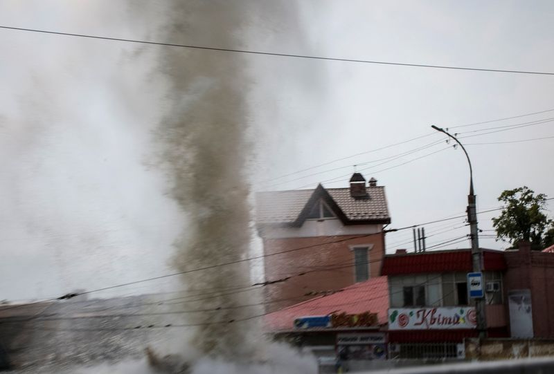 © Reuters. A column of water from the explosion during a Russian military strike is seen during an evacuation local residents from a flooded area after the Nova Kakhovka dam breached, amid Russia's attack on Ukraine in Kherson, Ukraine June 8, 2023. REUTERS/Stringer