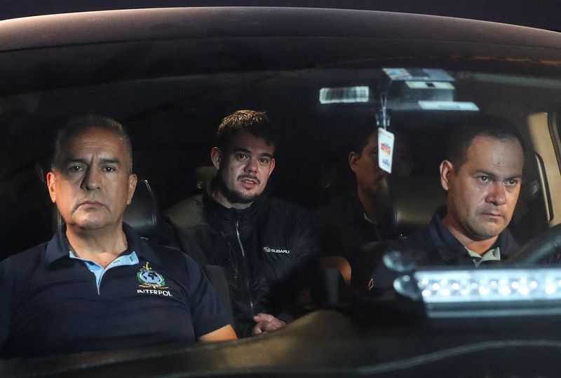 &copy; Reuters. El ciudadano neerlandés Joran van der Sloot, que cumplía una condena de 28 años en Perú tras confesar haber matado a una mujer peruana de 21 años, es escoltado al aeropuerto para ser extraditado a Estados Unidos, para enfrentar cargos de extorsión y