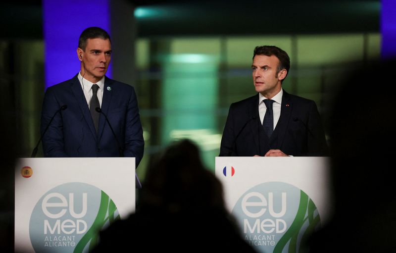 &copy; Reuters. Prime Minister of Spain Pedro Sanchez and President of France Emmanuel Macron attend a news conference on the day of the IX Euro-Mediterranean Summit (EU-MED9) in Alicante,  Spain, December 9, 2022. REUTERS/Violeta Santos Moura