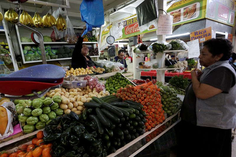 &copy; Reuters. A woman buys vegetables at a market stall in Mexico City, Mexico, January 2, 2018.  REUTERS/Daniel Becerril