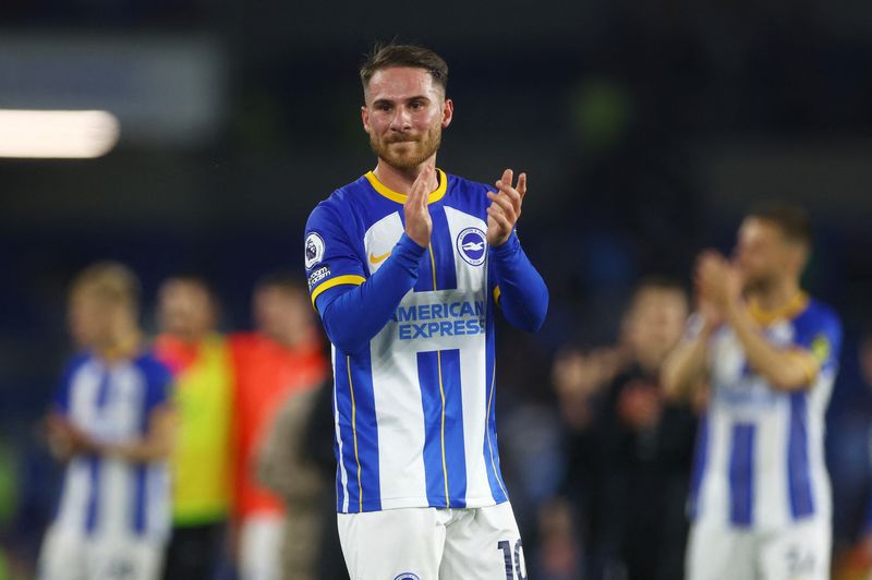 &copy; Reuters. FOTO DE ARCHIVO: El mediocampista argentino Alexis Mac Allister del Brighton & Hove Albion celebra luego de clasificar a la Europa League la próxima temporada luego del partido contra el Manchester City por la Premier League del fútbol inglés en el Est