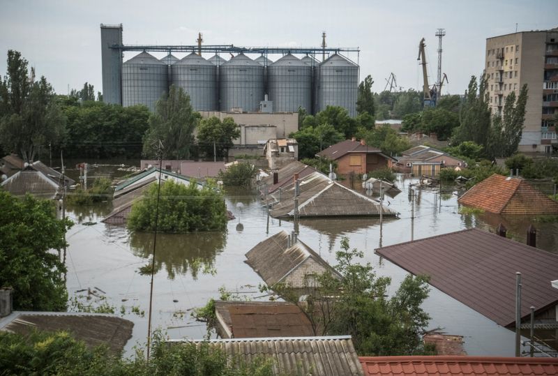 &copy; Reuters. Una vista muestra una zona inundada tras la rotura de la presa de Nova Kajovka, en medio del ataque de Rusia a Ucrania, en Jersón, Ucrania. 8 de junio, 2023. REUTERS/Vladyslav Musiienko