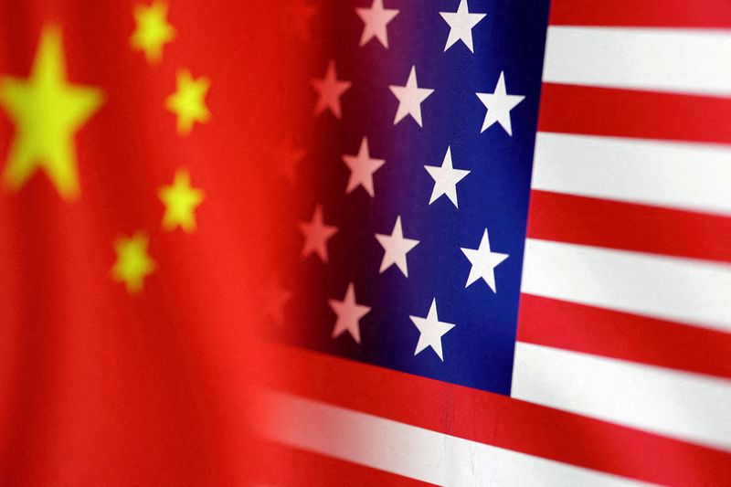 &copy; Reuters. FOTO DE ARCHIVO: Banderas de Estados Unidos y China se ven en esta ilustración tomada el 30 de enero de 2023. REUTERS/Dado Ruvic/Ilustración