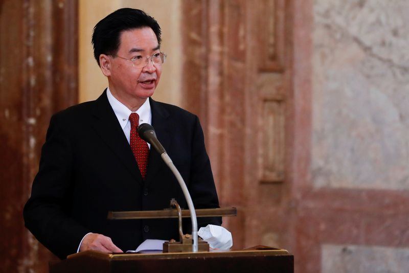 &copy; Reuters. FOTO DE ARCHIVO: El ministro de Asuntos Exteriores de Taiwán, Joseph Wu, habla tras recibir la Medalla Conmemorativa de Plata del Senado del Parlamento de la República Checa, en Praga, República Checa, 27 de octubre de 2021. REUTERS/David W Cerny/File 