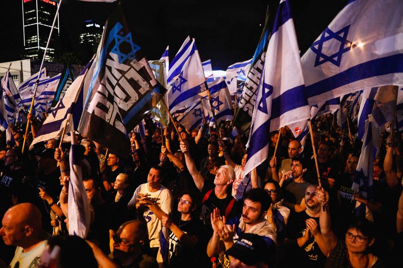 &copy; Reuters. FOTO DE ARCHIVO: Varias personas participan en una manifestación contra la reforma judicial del primer ministro israelí, Benjamin Netanyahu, y su gobierno de coalición nacionalista, en Tel Aviv, Israel. 3 de junio, 2023. REUTERS/Corinna Kern/Archivo