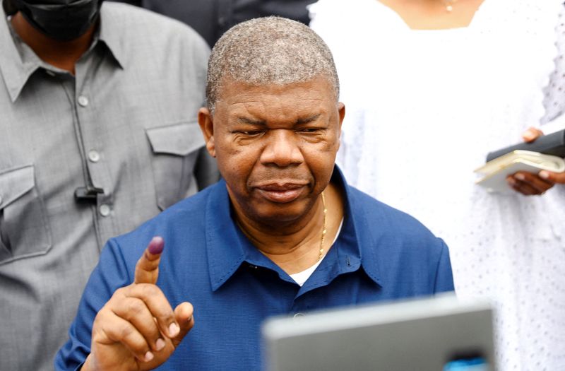 © Reuters. FILE PHOTO: Angola's President and leader of the People's Movement for the Liberation of Angola (MPLA) ruling party, Joao Lourenco, gestures after castsing his vote in the general election in the capital Luanda, Angola August 24, 2022. REUTERS/Siphiwe Sibeko/File Photo