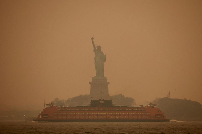 &copy; Reuters. FILE PHOTO: The Statue of Liberty is covered in haze and smoke caused by wildfires in Canada, in New York, U.S., June 6, 2023. REUTERS/Amr Alfiky/File Photo