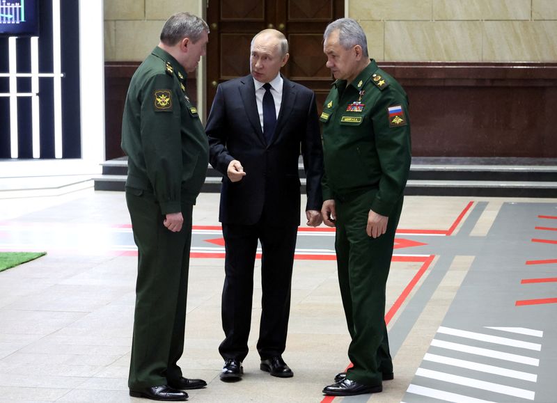 &copy; Reuters. Russian President Vladimir Putin, Defence Minister Sergei Shoigu and Chief of the General Staff of Russian Armed Forces Valery Gerasimov speak after a meeting of the Defence Ministry Board in Moscow, Russia, December 21, 2022. Sputnik/Mikhail Klimentyev/K
