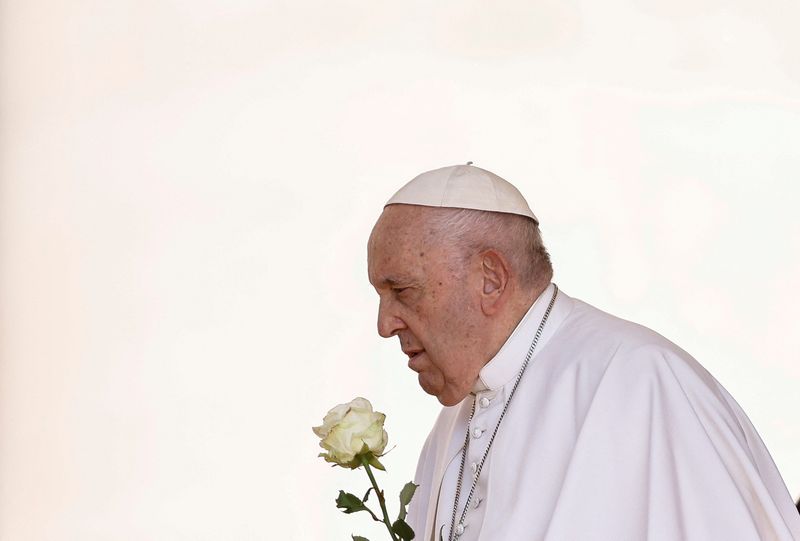 &copy; Reuters. FOTO DE ARCHIVO. El Papa Francisco asiste a la audiencia general semanal el día en que debe someterse a una cirugía abdominal, en la Plaza de San Pedro en el Vaticano, el 7 de junio de 2023. REUTERS/Yara Nardi