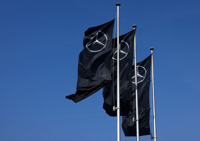 &copy; Reuters. FILE PHOTO: The logo of Mercedes-Benz is seen outside a Mercedes-Benz car dealer in Brussels, Belgium June 1, 2023. REUTERS/Yves Herman