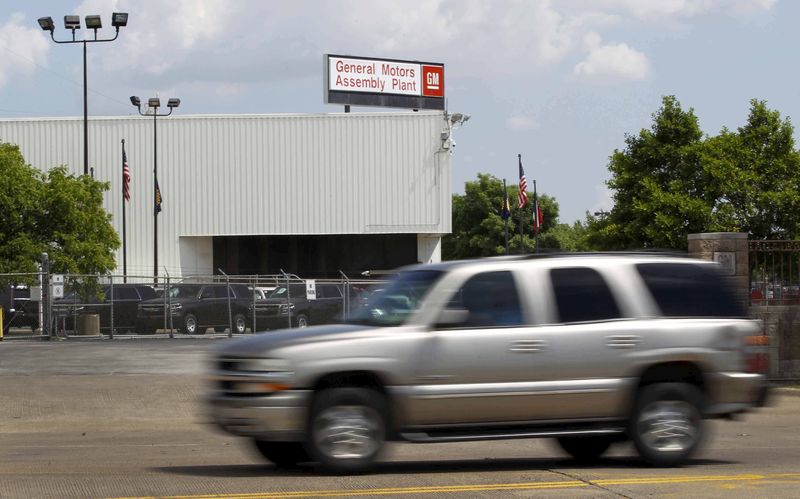 &copy; Reuters. FILE PHOTO: A Chevrolet Suburban drives past the General Motors Assembly Plant in Arlington, Texas June 9, 2015. REUTERS/Mike Stone