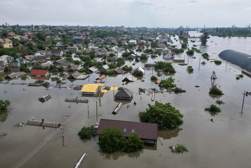 &copy; Reuters. Una vista muestra una zona inundada tras la rotura de la presa de Nova Kajovka, en medio del ataque de Rusia a Ucrania, en Jersón, Ucrania. 8 de junio, 2023. REUTERS/Vladyslav Smilianets