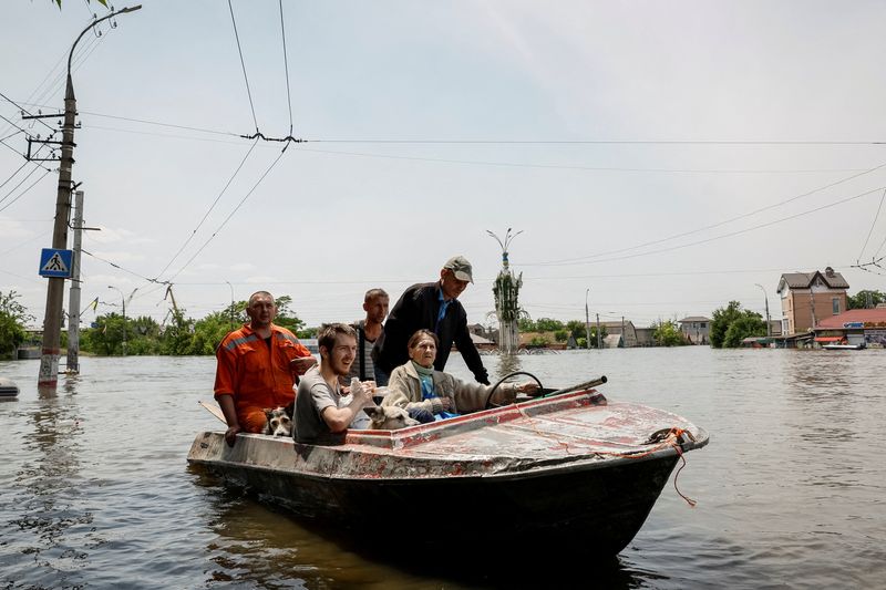 © Reuters. Voluntarios evacuan a residentes locales de una zona inundada tras la rotura de la presa de Nova Kajovka, en medio del ataque de Rusia a Ucrania, en Jersón, Ucrania. 8 de junio de 2023. REUTERS/Alina Smutko 