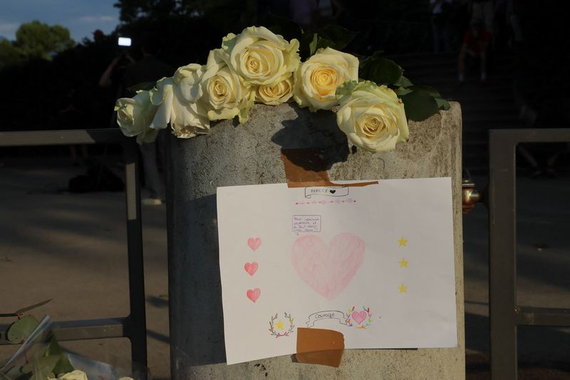 &copy; Reuters. Des fleurs et un message déposés au parc du Paquier, près du lac d'Annecy, dans les Alpes françaises, en France. /Photo prise le 8 juin 2023/REUTERS/Denis Balibouse