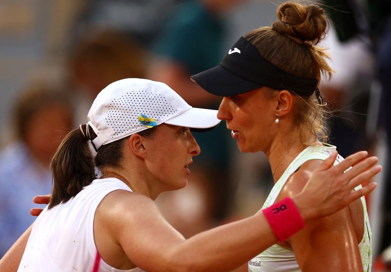 &copy; Reuters. Iga Swiatek cumprimenta Bia Haddad após vencer semifinal de Roland Garros
REUTERS/Kai Pfaffenbach