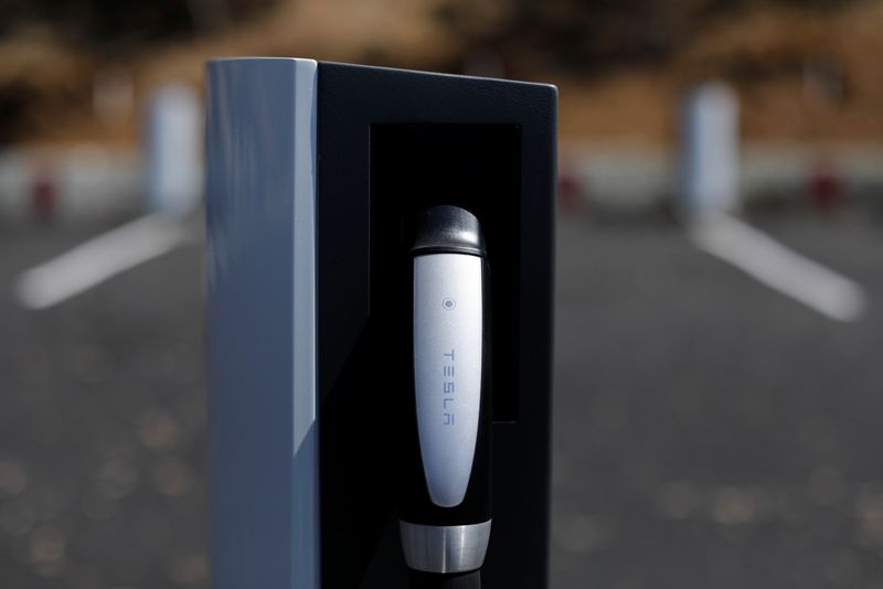 © Reuters. FILE PHOTO: A newly installed car charger at a Tesla Super Charging station is shown in Carlsbad, California, U.S. September 14, 2018.        REUTERS/Mike Blake