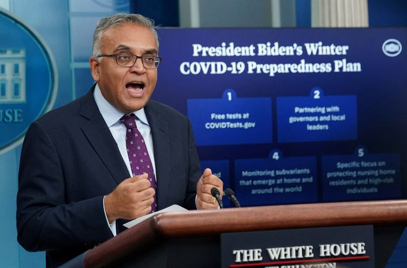 &copy; Reuters. バイデン米大統領は、ホワイトハウスの新型コロナウイルス対策調整官を務めるアシシュ・ジャー氏（写真）が退任すると発表した。２０２２年１２月、ホワイトハウスで撮影（２０２３年