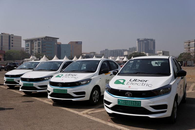 &copy; Reuters. Veículos elétricos da Uber do lado de fora de estação de recarga em Mumbai
21/02/2023
REUTERS/Francis Mascarenhas