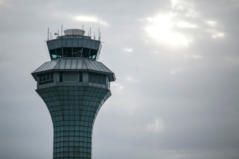 © Reuters. FILE PHOTO: A view of the air traffic control tower at O’Hare International Airport after the Federal Aviation Administration (FAA) ordered airlines to pause all domestic departures due to a system outage, in Chicago, Illinois, U.S., January 11, 2023. REUTERS/Jim Vondruska/File Photo