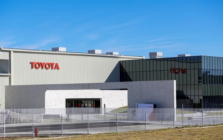 &copy; Reuters. トヨタ自動車は８日、メキシコ中部グアナファト州の工場に３億２８００万ドルを追加投資すると発表した。写真は、同工場の遠景。２０２０年２月６日に撮影。（２０２３年　ロイター／