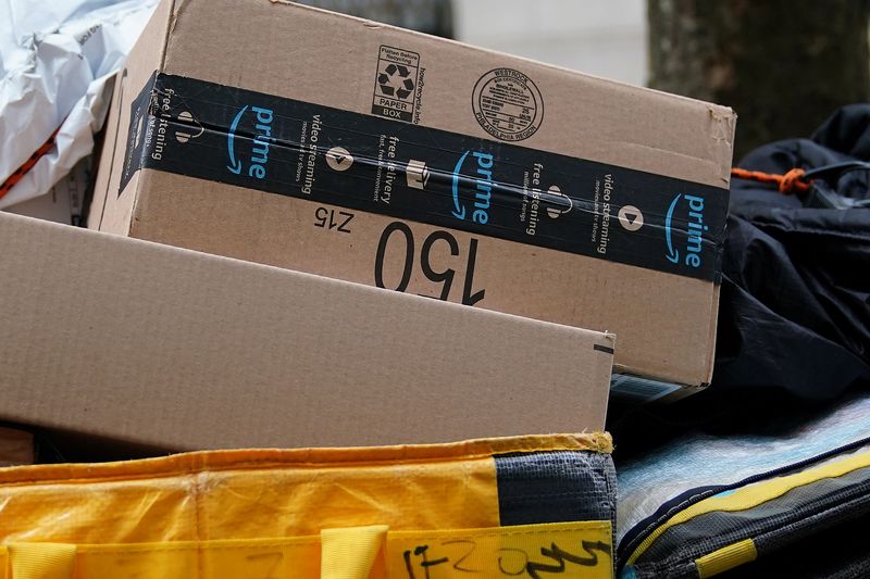 © Reuters. FILE PHOTO: Amazon packages are pictured on a delivery cart in the Manhattan borough of New York City, New York, U.S., December 10, 2021.  REUTERS/Carlo Allegri