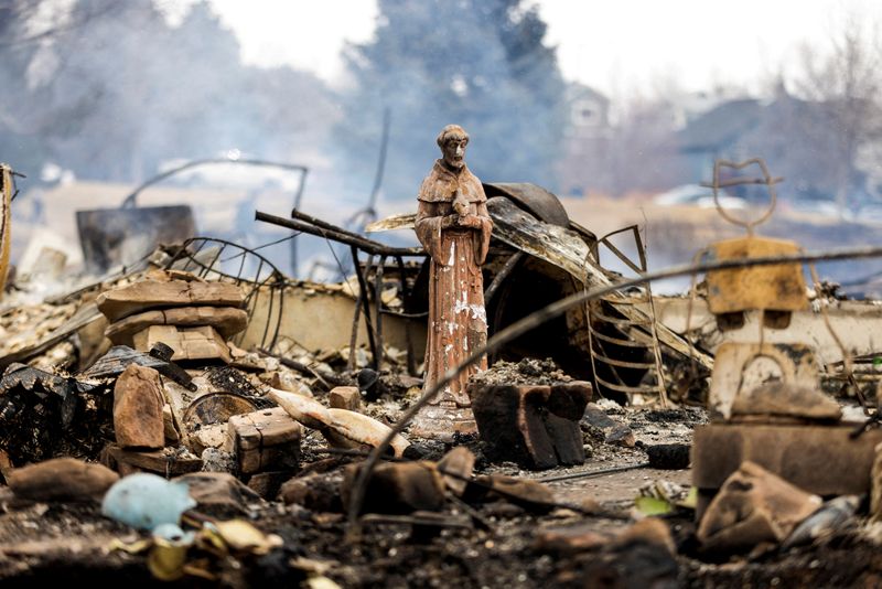 &copy; Reuters. FILE PHOTO: A statue stands amidst the remains of homes destroyed by the Marshall Fire in Louisville, Colorado, U.S. December 31, 2021.  REUTERS/Alyson McClaran/File Photo
