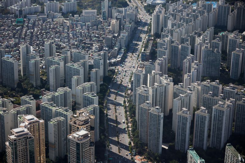 © Reuters. FILE PHOTO: An aerial view shows apartment complexes  in Seoul, South Korea, October 5, 2020. REUTERS/Kim Hong-Ji/File Photo