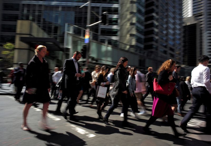 &copy; Reuters. FILE PHOTO: FILE PHOTO: Office workers and shoppers walk through Sydney's central business district in Australia, September 7, 2016.   REUTERS/Jason Reed